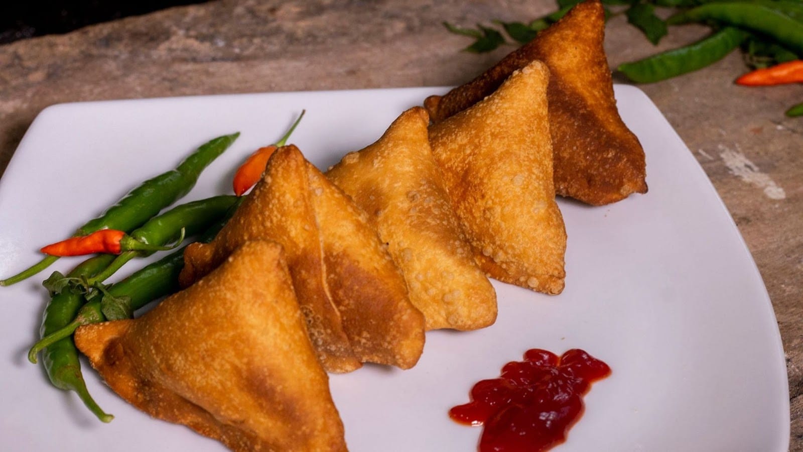 Samosas: The Universal Language – Spice Up Your Trip