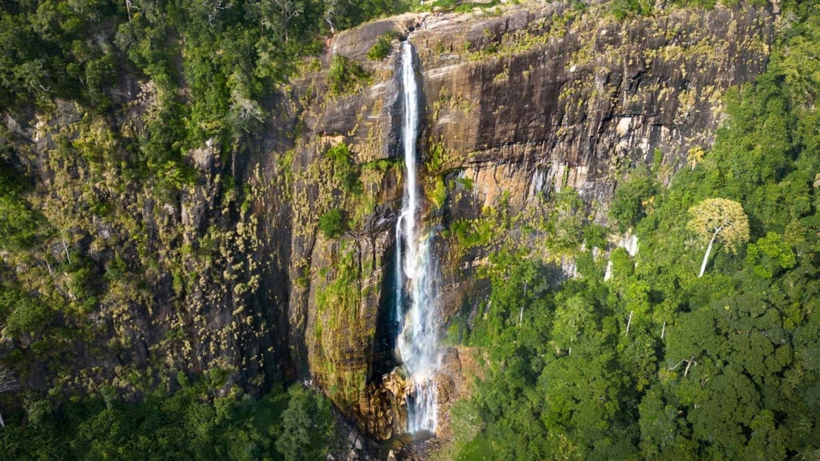 Stop 1: Diyaluma Falls – Where Physics Meets Fantasy – Chasing Waterfalls