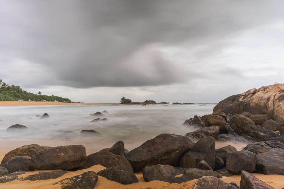 Moody coastal scene showing Sri Lanka weather and seasons