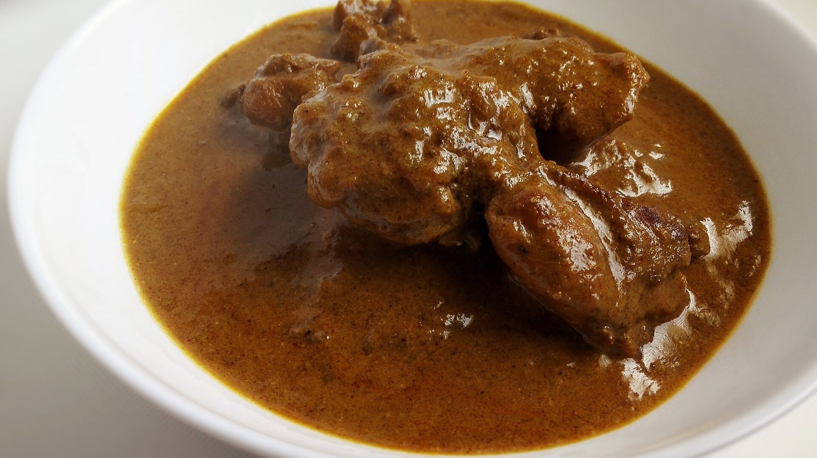 Bowl of Sri Lankan chicken curry