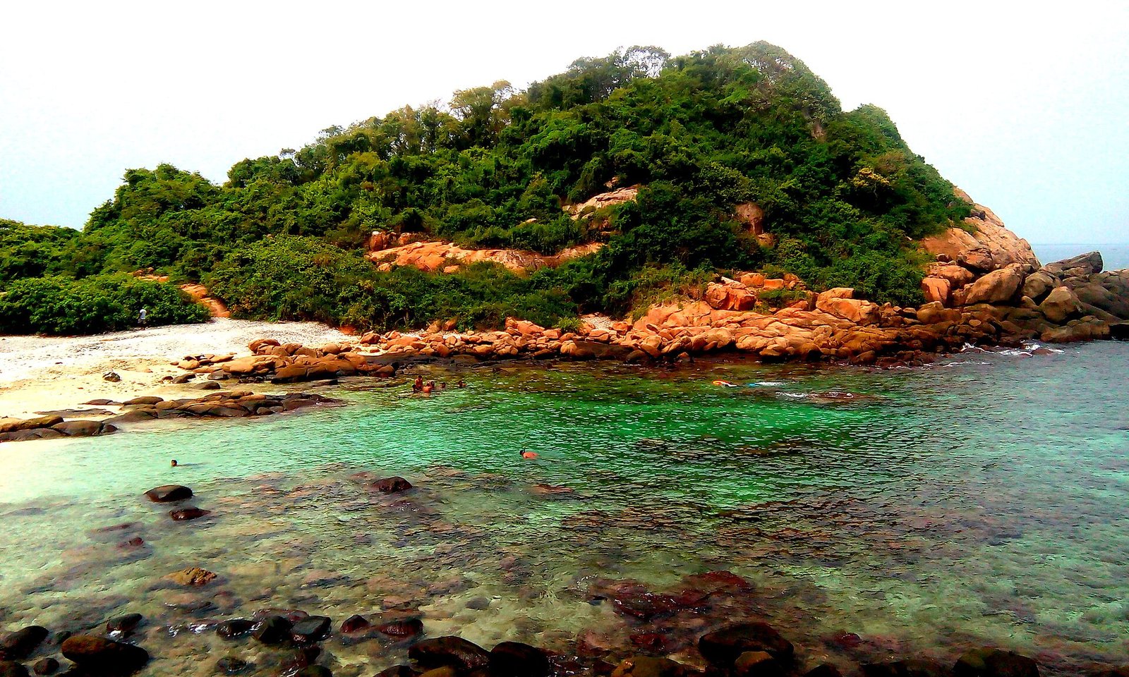 Clear water and rocky reef at Pigeon Island off Nilaveli