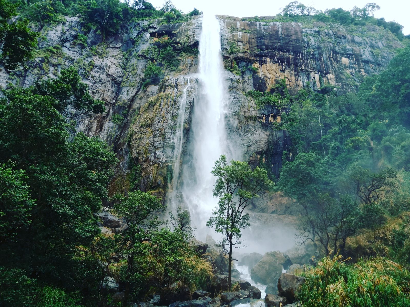 Diyaluma Falls — adventure and natural beauty in Sri Lanka